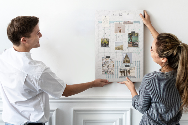 Kurken memobord met maandelijkse planning en bloemenprint