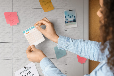 Kurken memobord met bloemenprint voor maaltijdplanning