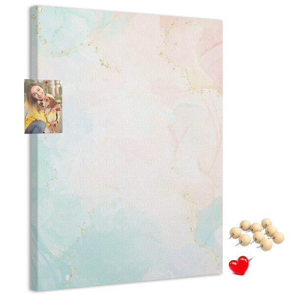Kurken prikbord met fijn stippenpatroon in pastelkleuren en gouden accenten