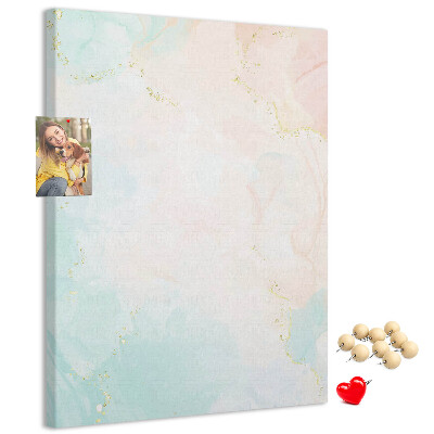 Kurken prikbord met fijn stippenpatroon in pastelkleuren en gouden accenten