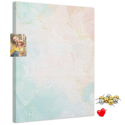 Kurken prikbord met fijn stippenpatroon in pastelkleuren en gouden accenten