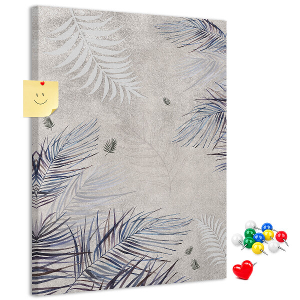 Memobord van kurk met fijne blaadjes op een grijze achtergrond