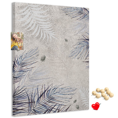 Memobord van kurk met fijne blaadjes op een grijze achtergrond