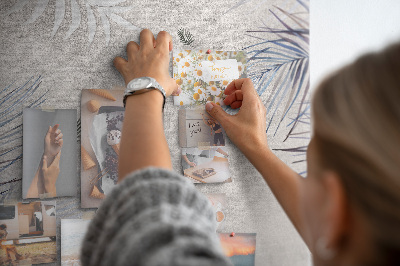 Memobord van kurk met fijne blaadjes op een grijze achtergrond