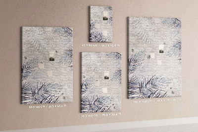 Memobord van kurk met fijne blaadjes op een grijze achtergrond