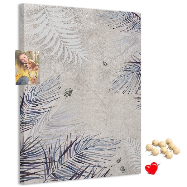 Memobord van kurk met fijne blaadjes op een grijze achtergrond