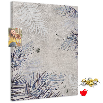 Memobord van kurk met fijne blaadjes op een grijze achtergrond