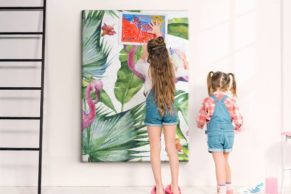 Prikbord van kurk met vrolijke flamingo's in een tropische omgeving
