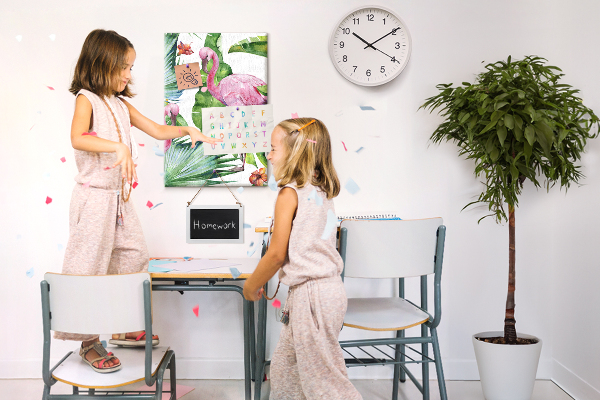 Prikbord van kurk met vrolijke flamingo's in een tropische omgeving