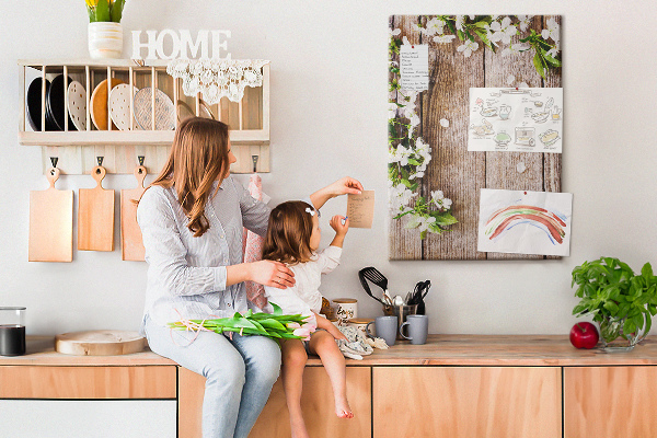 Kurk met print bloemen op een achtergrond van houten planken