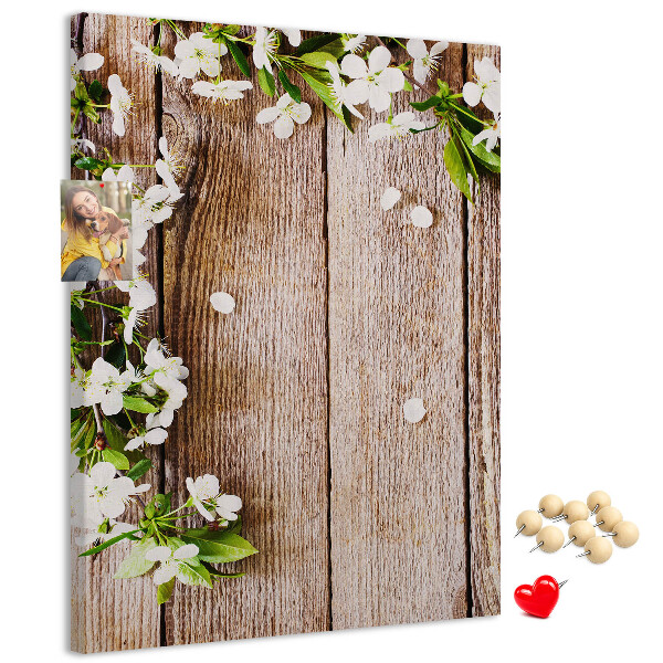 Kurk met print bloemen op een achtergrond van houten planken
