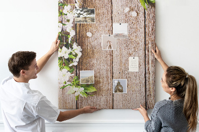Kurk met print bloemen op een achtergrond van houten planken
