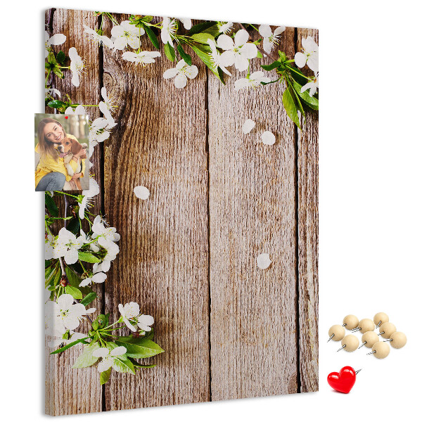 Kurk met print bloemen op een achtergrond van houten planken