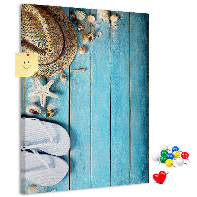 Prikbord van kurk gepresenteerd op een blauwe houten achtergrond