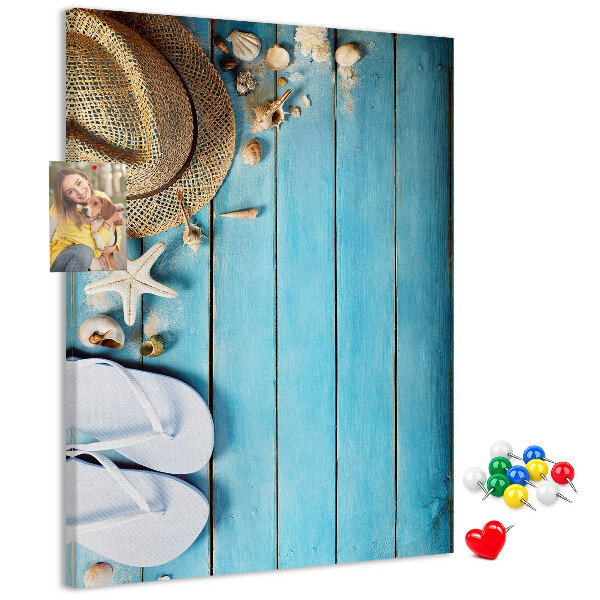 Prikbord van kurk gepresenteerd op een blauwe houten achtergrond