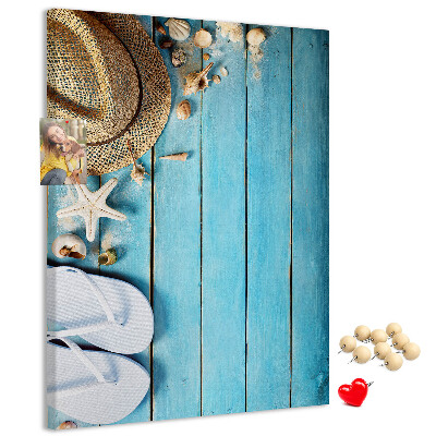 Prikbord van kurk gepresenteerd op een blauwe houten achtergrond