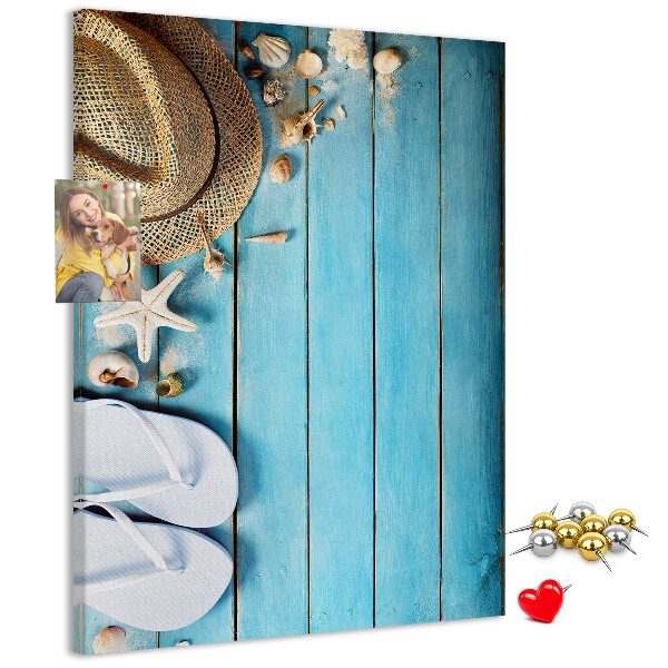 Prikbord van kurk gepresenteerd op een blauwe houten achtergrond