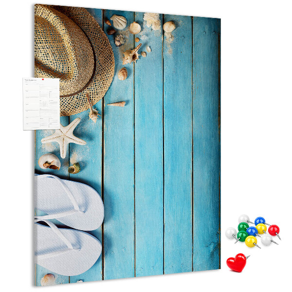 Prikbord van kurk gepresenteerd op een blauwe houten achtergrond