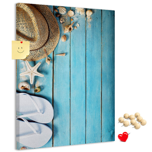 Prikbord van kurk gepresenteerd op een blauwe houten achtergrond