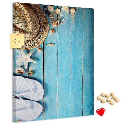 Prikbord van kurk gepresenteerd op een blauwe houten achtergrond