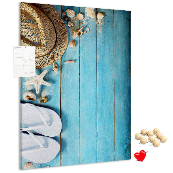 Prikbord van kurk gepresenteerd op een blauwe houten achtergrond