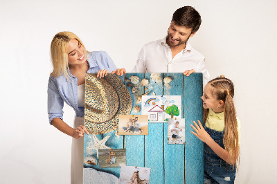 Prikbord van kurk gepresenteerd op een blauwe houten achtergrond
