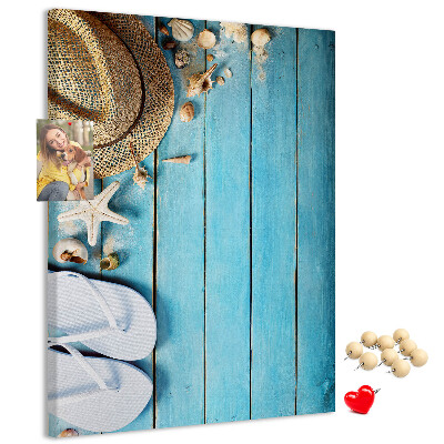 Prikbord van kurk gepresenteerd op een blauwe houten achtergrond