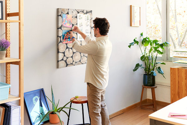 Kurken memobord met houten frame in een natuurlijke opstelling