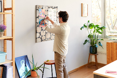 Kurken memobord met houten frame in een natuurlijke opstelling