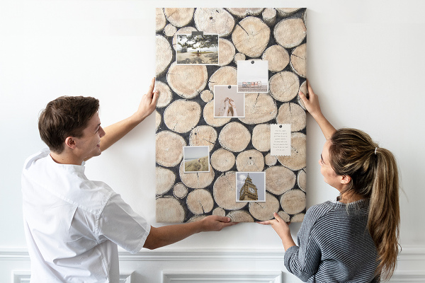 Kurken memobord met houten frame in een natuurlijke opstelling