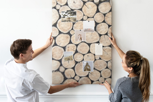 Kurken memobord met houten frame in een natuurlijke opstelling