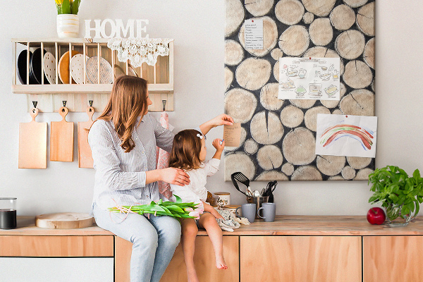 Kurken memobord met houten frame in een natuurlijke opstelling