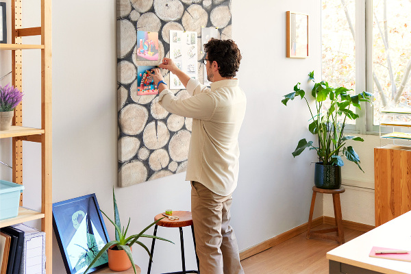 Kurken memobord met houten frame in een natuurlijke opstelling