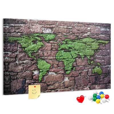 Prikbord met een wereldkaart in groentinten op een stenen muur