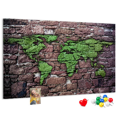Prikbord met een wereldkaart in groentinten op een stenen muur
