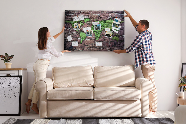 Prikbord met een wereldkaart in groentinten op een stenen muur