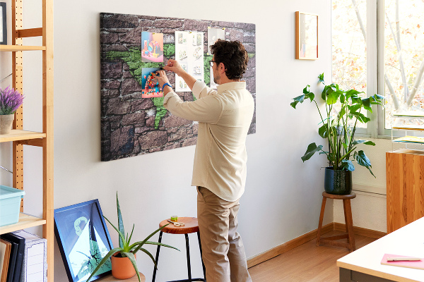 Prikbord met een wereldkaart in groentinten op een stenen muur