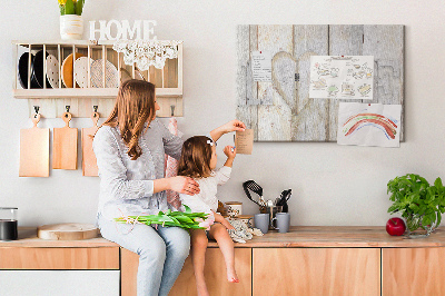 Kurk prikbord met houten plaquette met het woord 'liefde'