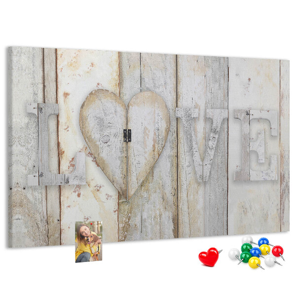 Kurk prikbord met houten plaquette met het woord 'liefde'