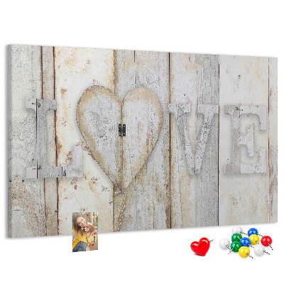 Kurk prikbord met houten plaquette met het woord 'liefde'