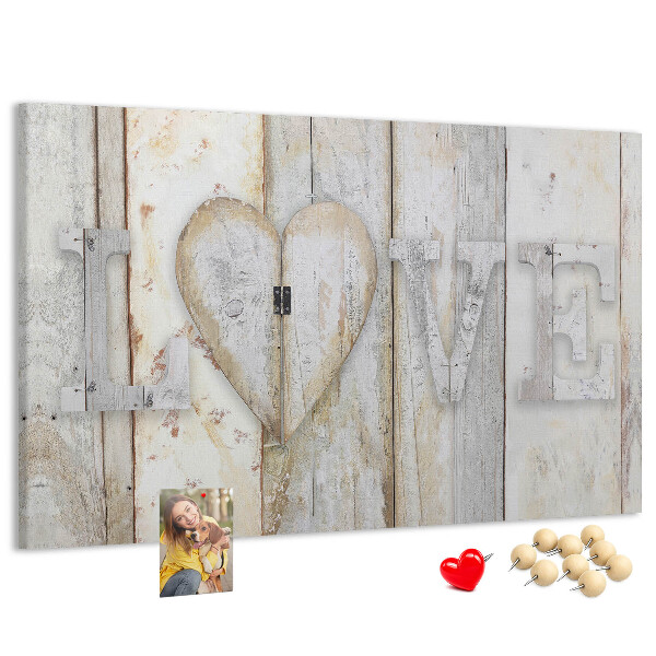Kurk prikbord met houten plaquette met het woord 'liefde'