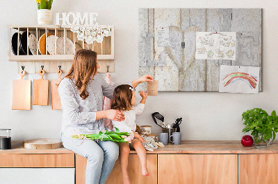 Kurk prikbord met houten plaquette met het woord 'liefde'