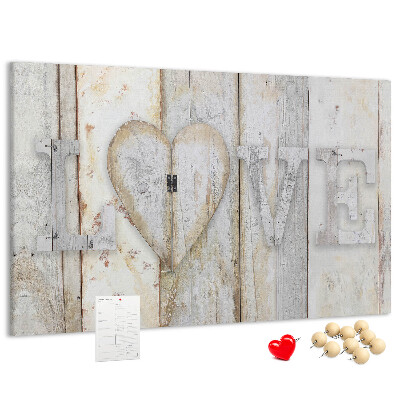 Kurk prikbord met houten plaquette met het woord 'liefde'