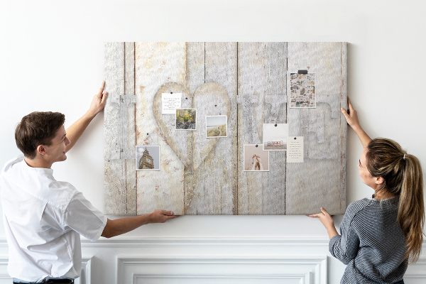 Kurk prikbord met houten plaquette met het woord 'liefde'