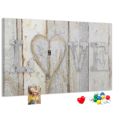 Kurk prikbord met houten plaquette met het woord 'liefde'