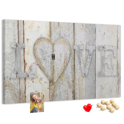 Kurk prikbord met houten plaquette met het woord 'liefde'