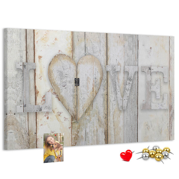 Kurk prikbord met houten plaquette met het woord 'liefde'