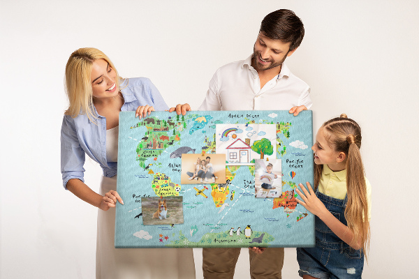 Kurkbord kleurrijke wereldkaart met dieren en continenten