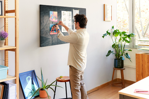 Kurk prikbord met geometrische vormen in grijstinten