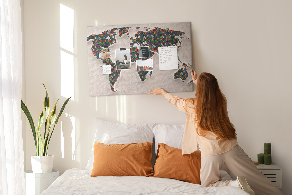 Prikbord gekleurde wereldkaart met vakjes
